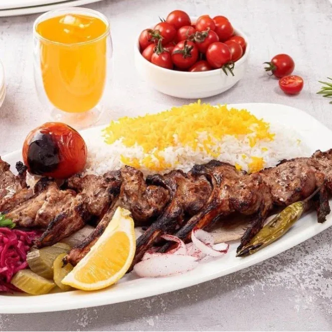 چلو شیشلیک در رستوران درباغ
