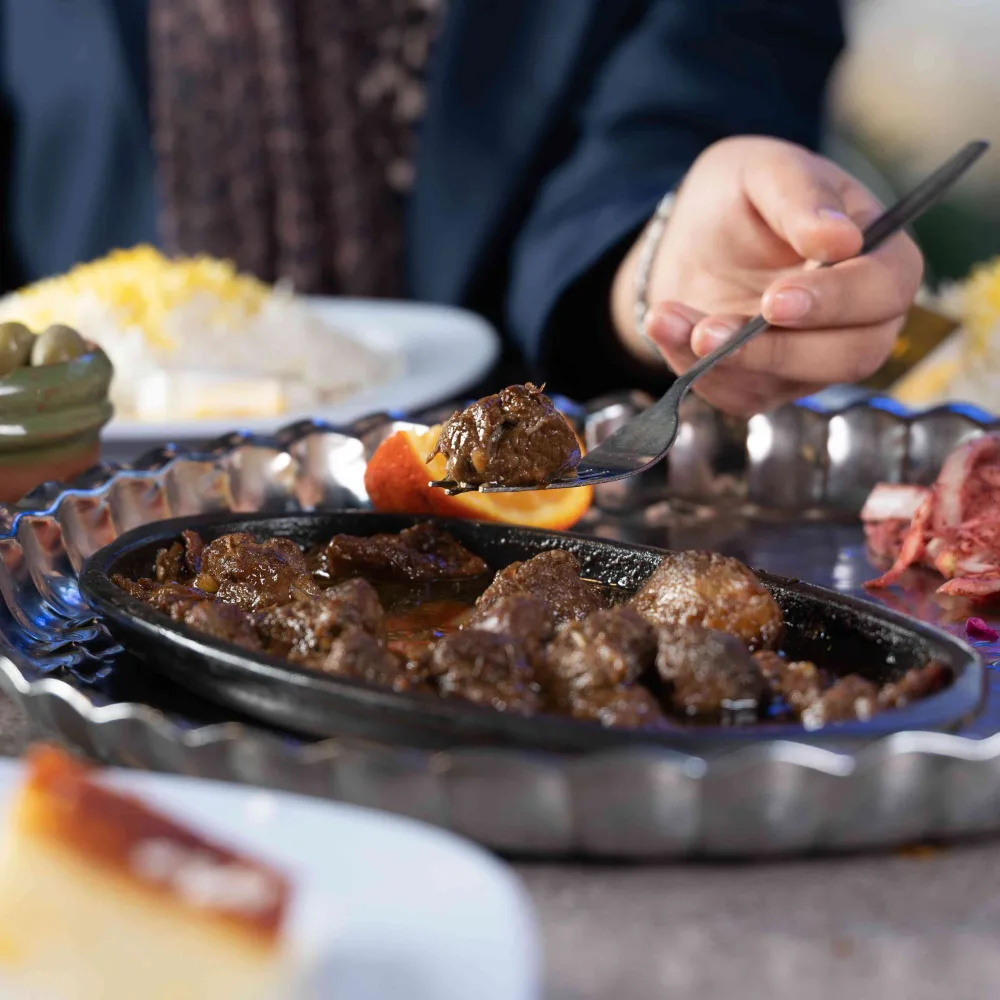 چلو قورمه مخصوص در باغ محتشم