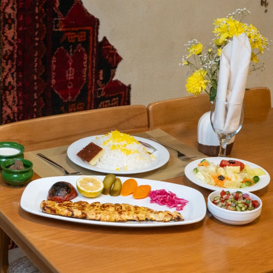 چلو جوجه کباب در رستوران ویلا