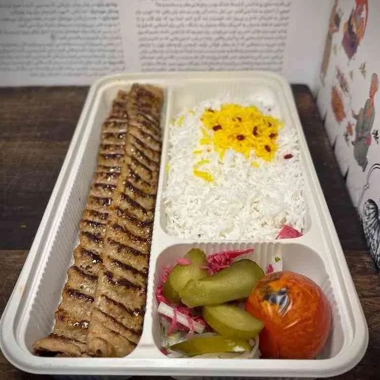 چلو کباب کوبیده دو سیخ در چلو کلاب