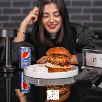 اسپشیال برگر در رستوران سیگنال
