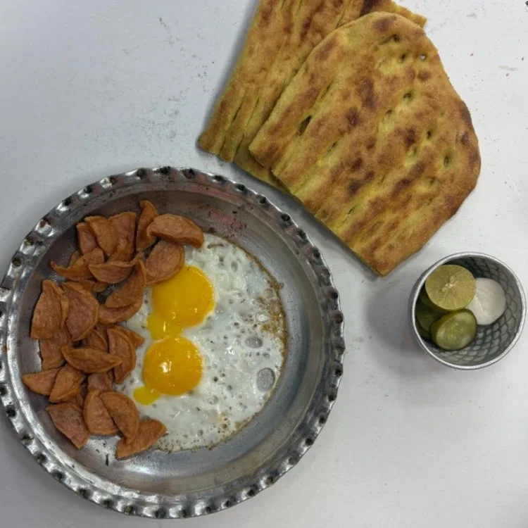 سوسیس تخم مرغ در کافه صبحانه عمو تیمور
