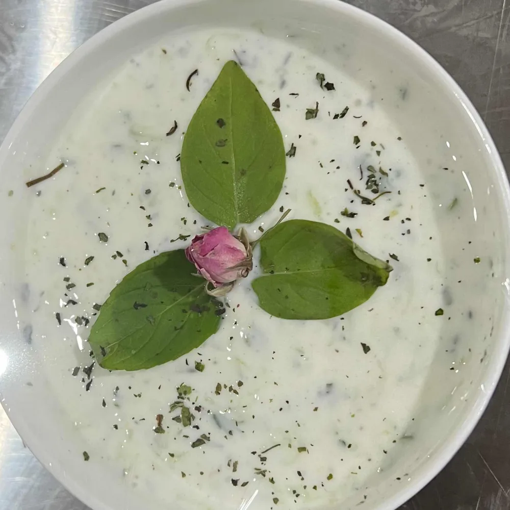ماست و‌خیار در کافه کوچینی