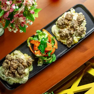 بشقاب ویژه سرآشپز (گوشت) در باغ زیتون