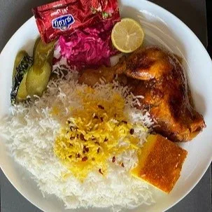 چلو مرغ سرخ شده در مجموعه غذایی یادبود