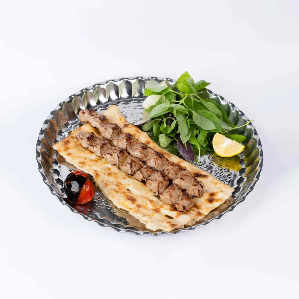 دو سیخ کباب کوبیده گوسفندی در دیزی سرای سعیدی