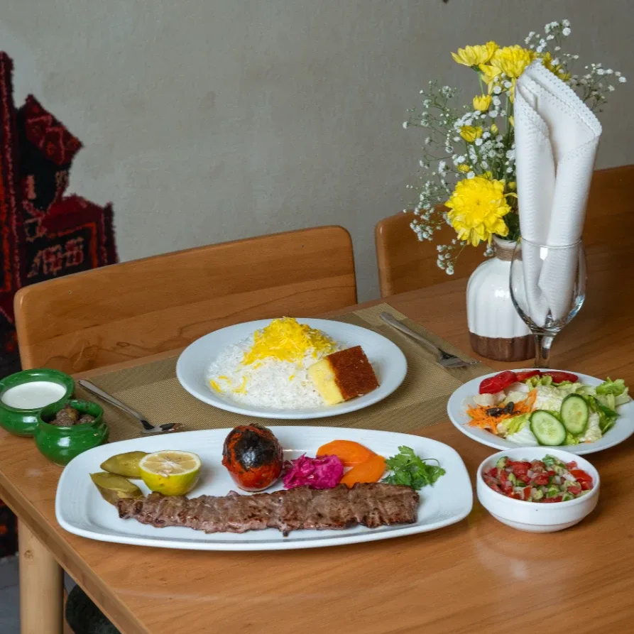 چلو برگ ممتاز در رستوران ویلا