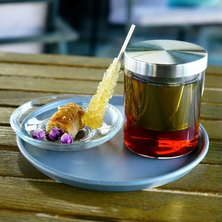 چای زعفران در کافه آینده