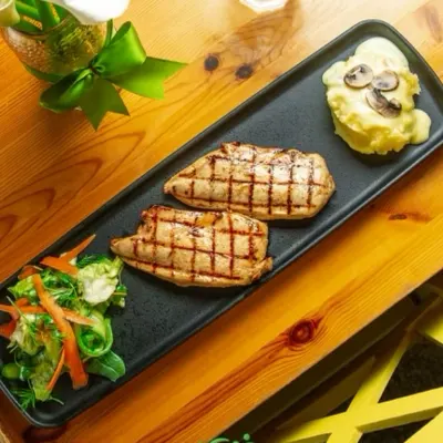 استیک مرغ گریل در باغ زیتون