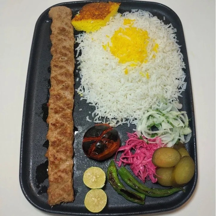 چلوکباب کوبیده تک سیخ در چلو کلاب