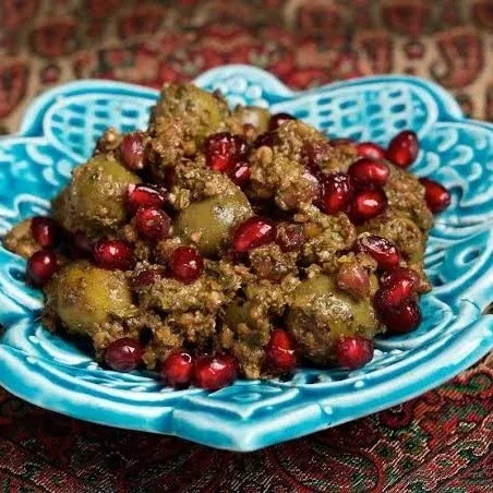 زیتون پرورده در باغ رستوران یال