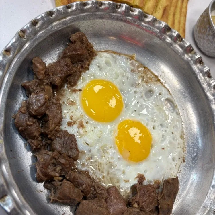نیمرو قورمه در کافه صبحانه عمو تیمور