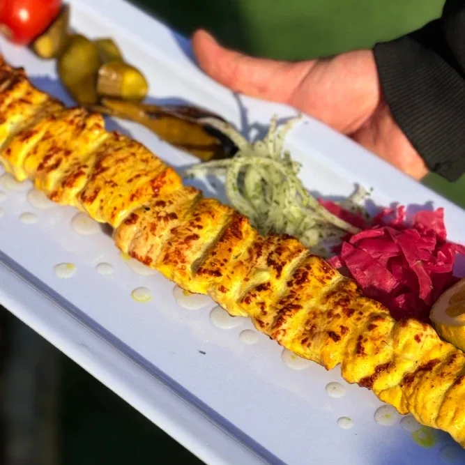 سیخ جوجه بدون استخوان در مجموعه گردشگری و پذیرایی گراندیس