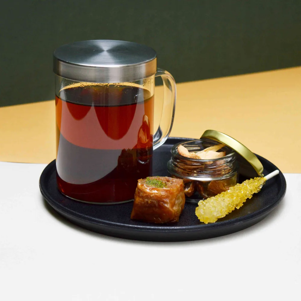 چای زعفران در کافه کتاب آفتاب