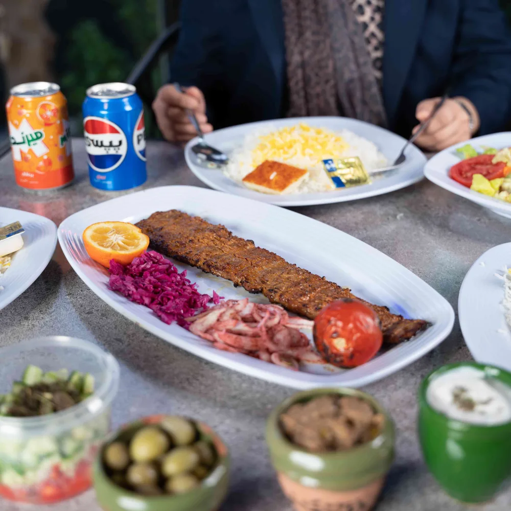 چلو برگ ممتاز در باغ محتشم