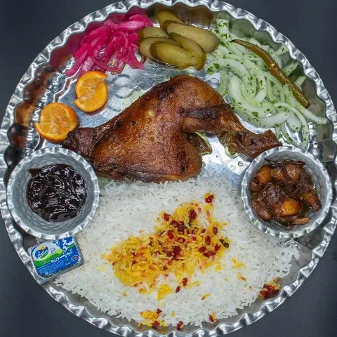 چلو مرغ سرخ شده در کباب بهارستان
