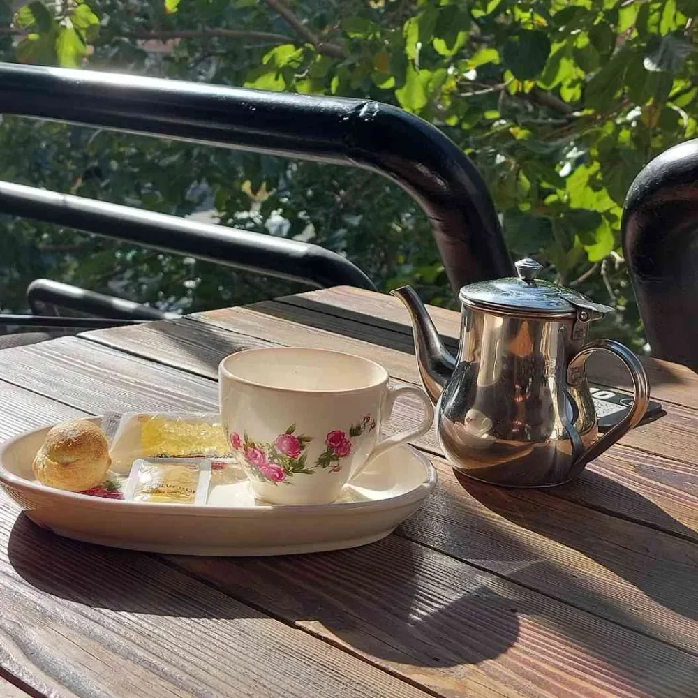دمنوش چای سبز و لیمو در کافه پیاده رو