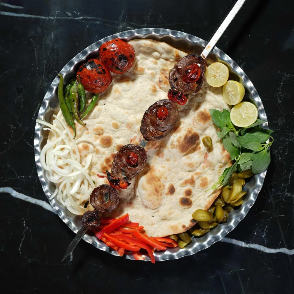 دل شکاری در باغ دل