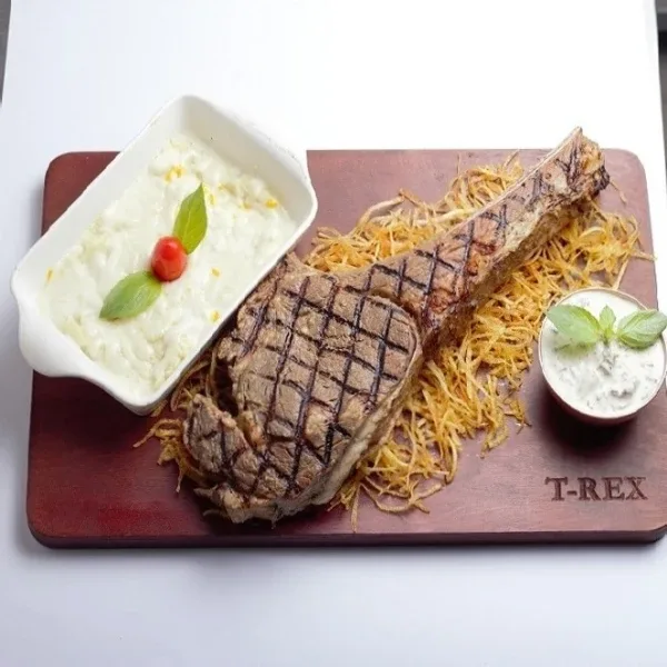 ریبای استیک 700 گرمی در رستوران تی رکس