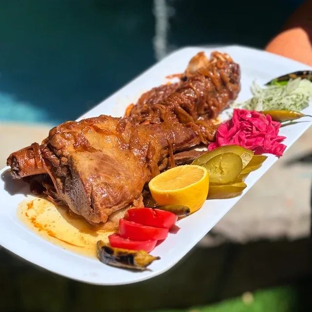 ماهیچه در مجموعه گردشگری و پذیرایی گراندیس