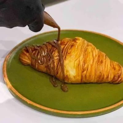 کروسان شکلاتی/ chocolate croissant — کافه پیاده رو